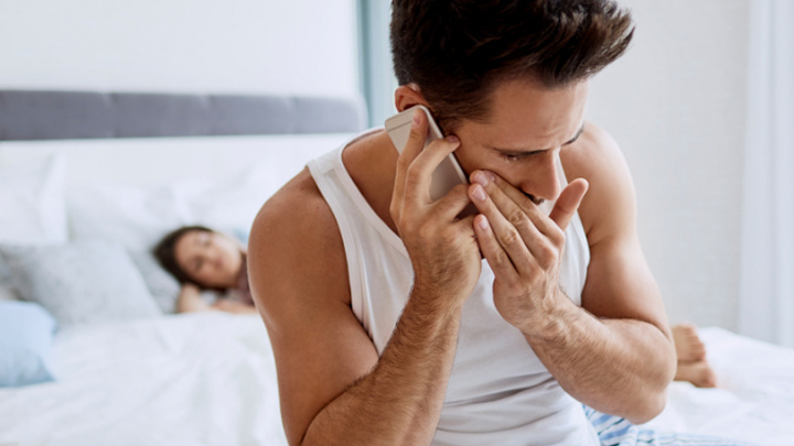 Nečekané překvapení pro opraváře . Ženatý muž si dal opravit mobil, opraváři tam nechal tajný vzkaz a úplatek