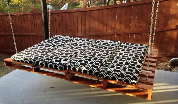 Máte doma staré palety, nebo pneumatiku? Zahradní vychytávka, jak si vytvořit například zahradní houpačku