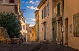 Pozor na unáhlenou koupi staré nemovitosti Paní Marta málem přišla o střechu nad hlavou!