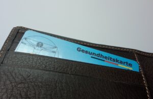 Spor s pojišťovnou: Motocyklista přiznal vinu, škoda na autě zůstává neproplacena