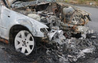 Vážná nehoda na D5: Dodávka narazila do cisterny, řidiče transportoval vrtulník