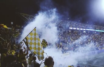 Šokující výhra: Amatérský tým porazil mistry světa ve fotbale!