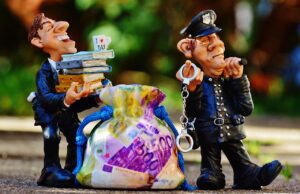 Zlínsko: Seniorce důvěřivost stála téměř milion korun, podvodník stále uniká