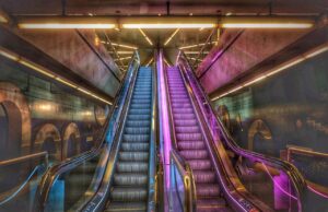 Muž ve stanici Hlavní nádraží skončil pod soupravou metra: Provoz omezen