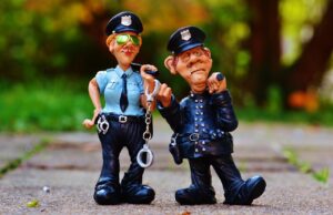 Strážkyně spravedlnosti: Příběhy z pražské mordparty přetvářejí cynismus ve smyslu práce