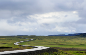 Kuriózní nehoda: Náraz do upadlé pneumatiky vrátil kolo zpět kamionu