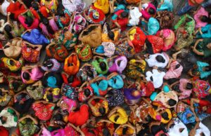 Okamura kritizuje ukrajinskou vlajku na Karlově mostě – považuje ji za provokaci