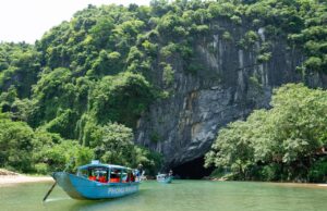 Prezident Pavel navštívil nejhlubší zatopenou jeskyni na světě a Zbrašovské aragonitové jeskyně