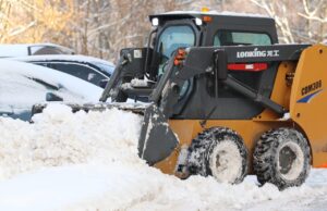Praha bojuje s nebezpečnými rampouchy: Specializované týmy zasahují na střechách