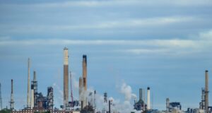Ruský Lukoil prodává většinu zahraničních aktiv americké skupině Carlyle