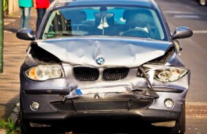 Řidič v Českém Krumlově zkolaboval za volantem, následky byly fatální