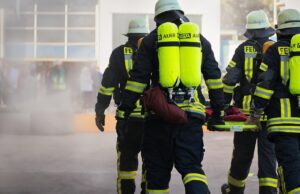 Dramatický požár v Brně přivedl na místo desítky hasičů, možnost žhářství pod vyšetřováním