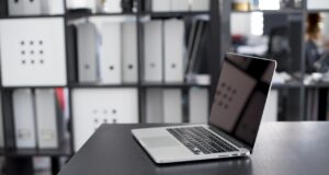 Revoluční technologické trendy: Lízátka přehrávající hudbu a měnící se nehty
